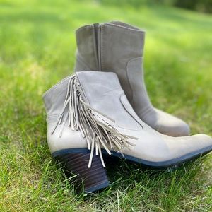 Cowgirl-style Boots - Light tan